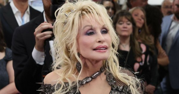 77-letnia Dolly Parton wystąpiła w stroju cheerleaderki. "To nasz skarb narodowy!", piszą fani