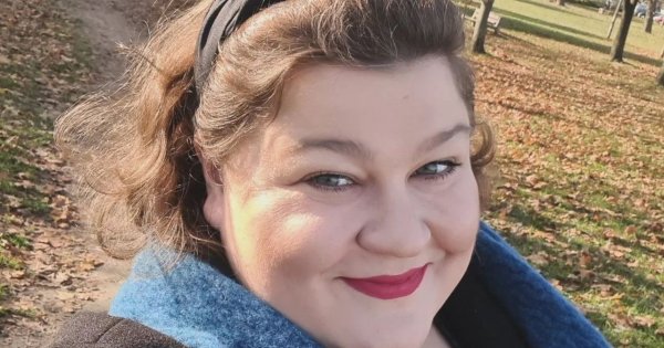 Dominika Gwit, która gra jedną z głównych ról w spektaklu „Damski biznes”, na premierze przedstawienia
