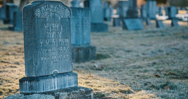 "Mam powody, żeby nie odwiedzać grobu matki, a wszyscy mnie oceniają"