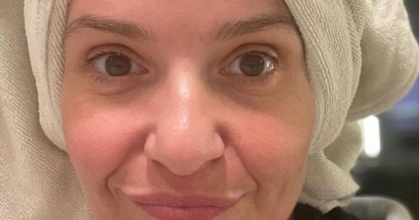 Roznegliżowana Joanna Koroniewska tańczy w śniegu. Ma na sobie jedynie strój kąpielowy