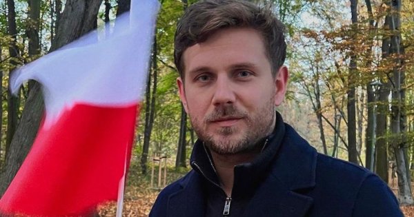 Antoni Królikowski dostał ciepłą posadkę. Zagra główną rolę w serialu. Fani zniesmaczeni: "Z nim filmów nie oglądam"