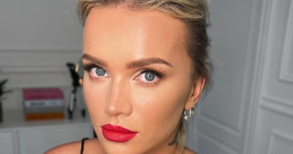 Maffashion pręży się w kusej stylizacji z cekinami. Fanka zbulwersowana: "Co ma na celu chodzenie na czworaka po tej kanapie?"