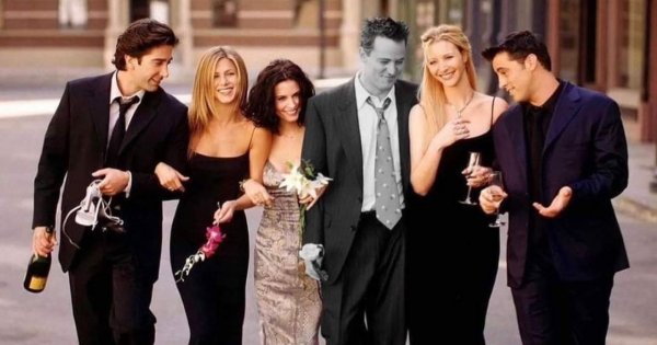 Fani żegnają Matthew Perry'ego... MEMAMI. Chandler z "Przyjaciół" odszedł w wieku 54 lat