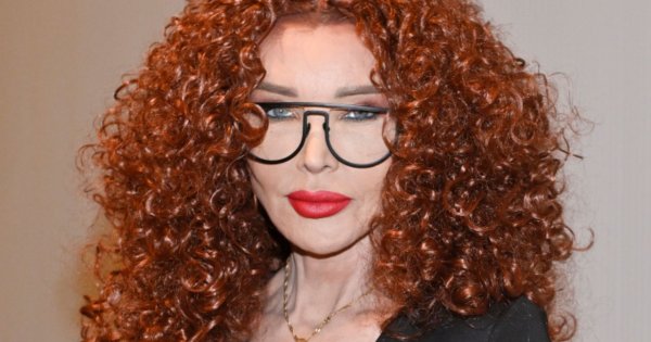 Gorąca Eva Minge zadała szyku na branżowej imprezie. Zagrała nóżką w czarnej kreacji z rozcięciem