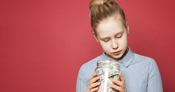 "Mam 16 lat, a mama ciągle pożycza ode mnie pieniądze. Najgorsze, że rzadko je oddaje"