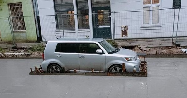 Samochód zabetonowany w Łodzi stał się hitem sieci! Internauci tworzą MEMY!