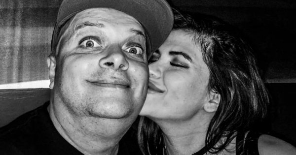 Krzysztof Skiba złapał młodą żonę za nóżkę i skradł jej całusa. Karolina za to minę ma nietęgą