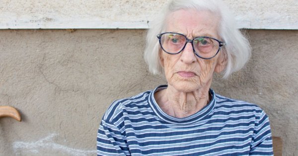 Babcia opisuje, jak wydaje ostatnie pieniądze na obiady dla wnuka, który po śmierci rodziców jest jej jedyną bliską osobą