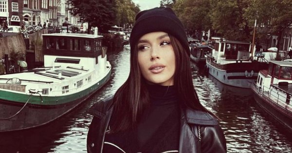 Roxie Węgiel wskoczyła w komplet à la firanka i odkryła brzuch. Internauta: "Grafik płakał jak wycinał talię"