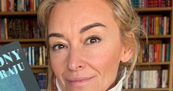 Martyna Wojciechowska na zdjęciu tuż po przebudzeniu. Leży w łóżku z pewnym kawalerem