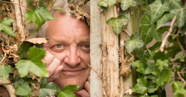 "Mój wścibski sąsiad podgląda mnie zza płotu. Wybałusza oczy jak na zwierzynę"