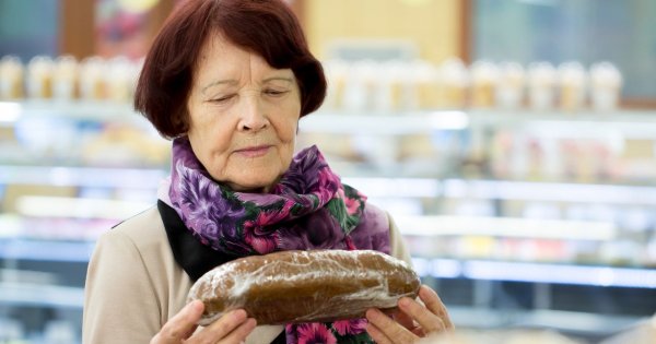 "Młoda dziewczyna pomogła mi zanieść zakupy do domu. Myślałam, że robi to z dobroci serca, a ona..."