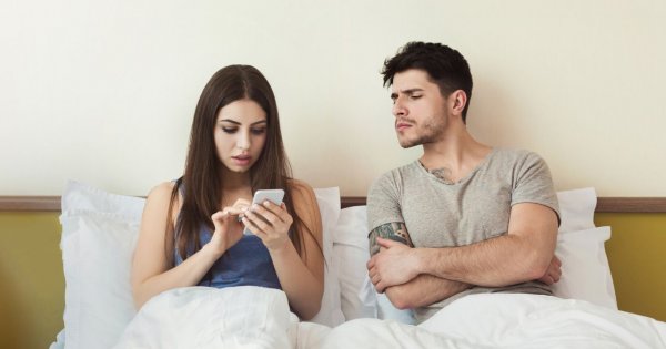 "Mój facet jest chorobliwie zazdrosny. Kazał mi usunąć wszystkich kolegów ze znajomych"