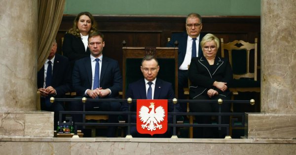 Niezadowolony Andrzej stroił miny na ul. Wiejskiej. Internauci skomentowali to memami!