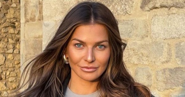 Wymuskana Anna Lewandowska pręży kaloryfer w kusym bikini. Fani wprost: "Anka, ty żyleto" [wideo]