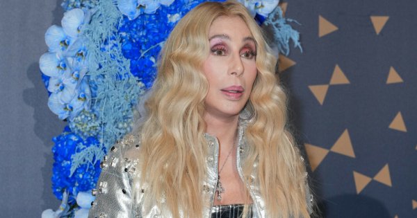 Cher w ciągu miesiąca z blondynki stała się brunetką, żeby po chwili... znów zostać blondynką!