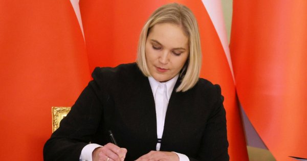 Dominika w nowej pracy nie próżnuje. Zajęła stołek tylko na dwa tygodnie, to musi się uwijać!