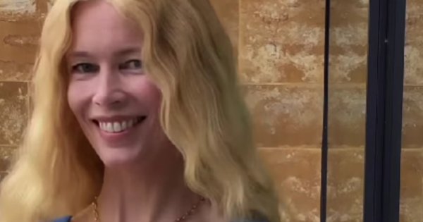 53-letnia Claudia Schiffer nie funduje sobie botoksu? Widać zmarszczki i mimikę. Piękna kobieta!