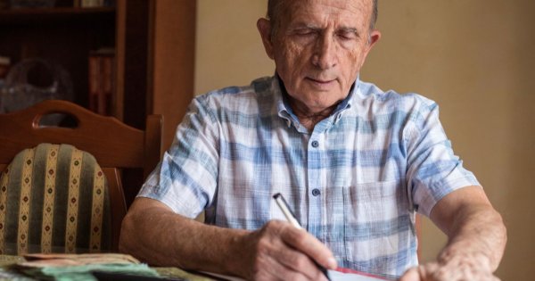 "Drogi Mikołaju! Mam 81 lat i mieszkam sam. Marzę o tym, by dostać środki czystości, proszek i czekoladę"