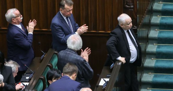 74-letni Jarek spadł ze schodów na Wiejskiej! Wyglądało to dramatycznie! [Wideo]