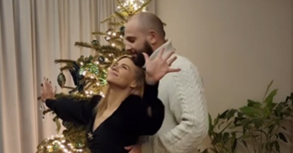 Kaczorowska wije się w sexy tańcu z mężem przy choince. Zmasowany atak internautów