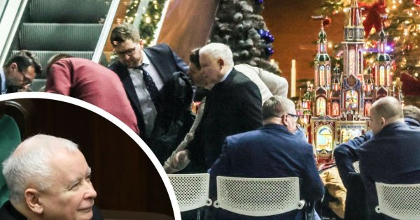 Jarek i przyjaciele całą noc dyżurowali w siedzibie TVP. Przekonywali, że to obrona konieczna [zdjęcia]