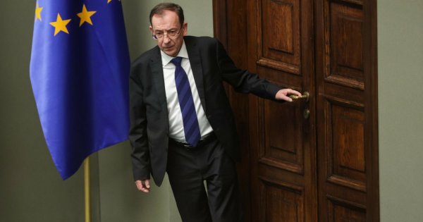 Skazany Mariusz złożył na Wiejskiej ręce w obraźliwym geście! Pokazujemy wideo z incydentu i memy internautów