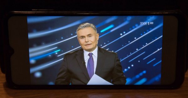 "19:30" zamiast Wiadomości w TVP. Internauci komentują memami! [Dużo zdjęć]