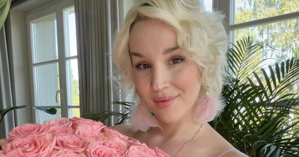Lil Masti krytykowana za sposób noszenia córki. Ktoś pisze: "Nie ufam temu"