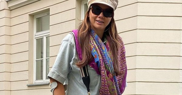 Kinga Rusin odrzuciła kule i wskoczyła w cekinową kreację. Operacja nie przeszkodziła jej w imprezie