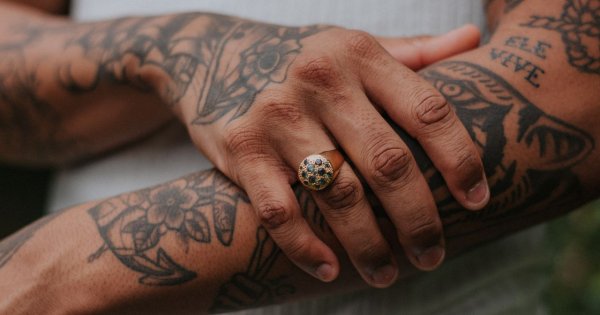 "Wytatuowany nieznajomy w pociągu dosiadł się do mnie. Gdy poznałam jego historię, zalałam się łzami"