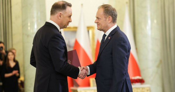 Rozochocony Andrzej podpisał pozwolenie na pracę Donalda. Jego miny i wpadka to gotowe memy internautów!