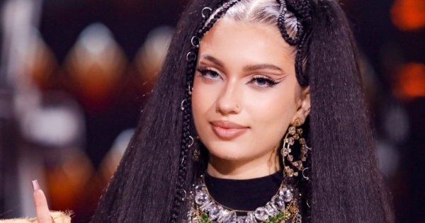Viki Gabor w świątecznym przebraniu pręży się przy choince. Fani: "I ty tak usiadłaś do stołu?"