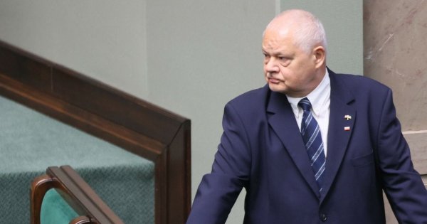 Znany bankier Adam chyba nie ma już nastroju do żartów. Nie pomogła mu nawet świta prawników