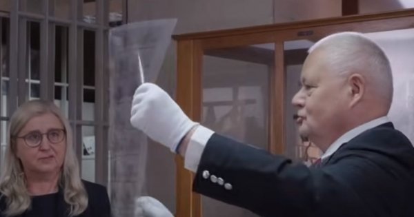 Bankier Adaś na emeryturze zostanie youtuberem? Przed kamerą błyszczy jak złoto w mennicy
