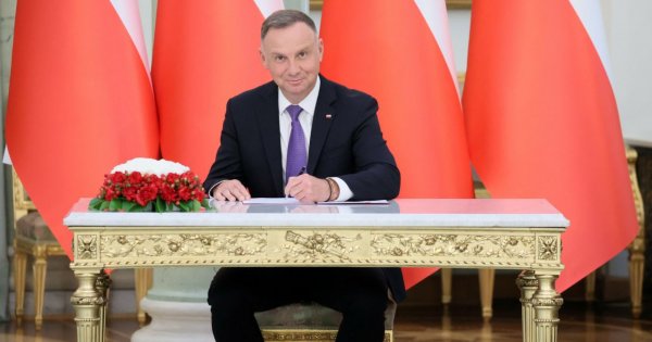 Twardy Andrzej się podpisał, ale poprosił o pomoc Julię. Internauci komentują memami!