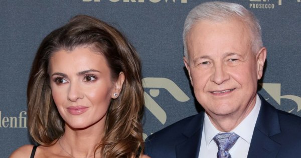 Apoloniusz Tajner ma o 36 lat młodszą żonę. Amor musnął ich niespodziewanie w pociągu
