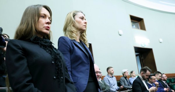 Żony Mariusza Kamińskiego i Macieja Wąsika w Sejmie pokazały gest "V". Internauci tworzą memy