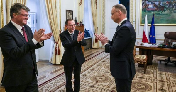 Na ul. Nowogrodzkiej pojawił się obraźliwy napis! Wprost "mówi", co sądzi o Andrzejku, Mariuszku i Maćku