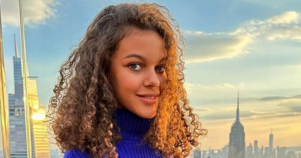 Emilia Dankwa chwali się sukienką na studniówkę. Czy aby nie za odważnie jak na 18-latkę?