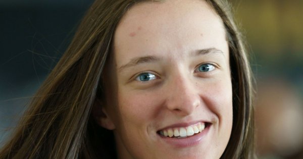 Iga Światek wystawiła czerwoną sukienkę na licytację. Aukcja jeszcze trwa, ale cena już zwala z nóg