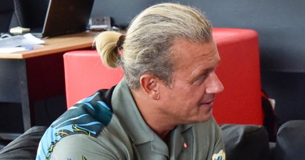 Młody wilk Jarek tłumaczy się z bajońskiej pensji. Nie widzi w tym żadnego problemu