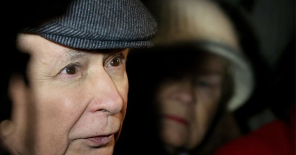 Jarek ze starszą panią za rękę. Był w wyraźnie dobrym nastroju. "Jestem stary, ale..." [Wideo]