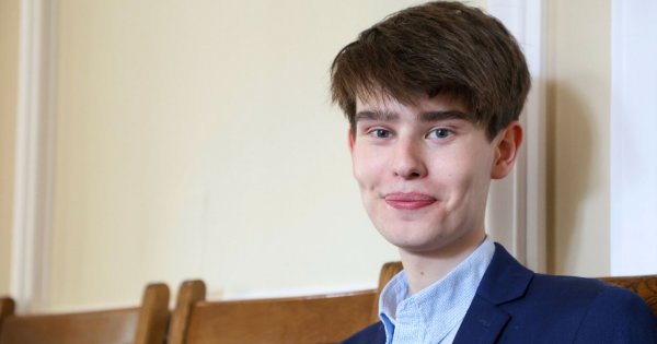 Młody Oskar od dawniej panujących już nie pracuje w słynnym banku. Jest też gwiazdą memów