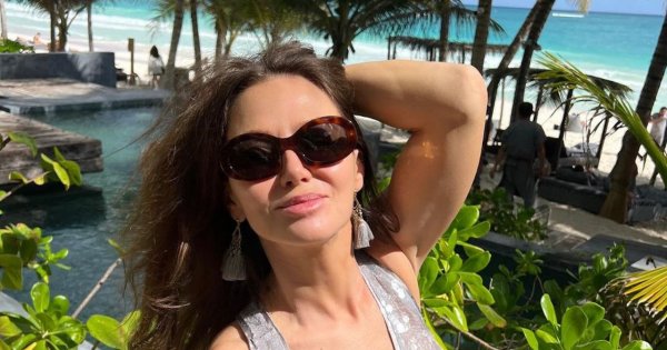 Kinga Rusin kusi w cekinowej sukience na pięknej plaży. Fani: "Zjawiskowo"