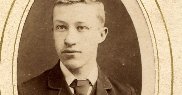 "Znalazłam zdjęcie tego mężczyzny w starym albumie. Babcia, aż się zaczerwieniła, kiedy ją o niego zapytałam"