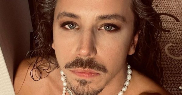 Michał Szpak w skąpych slipach wije się na hamaku. Fan nie wytrzymał: "Po co się tak poniżać"?
