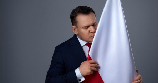 Całując flagę, pisze, że jest problemem Donalda. "Pożyczył" nie swój pomysł i został wyśmiany. Są i memy!