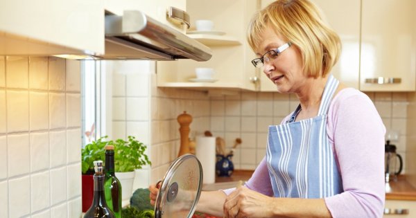 "Hela codziennie wynosi gorącą zupę dla bezdomnych. A sama je resztki, bo nie starcza jej emerytury"