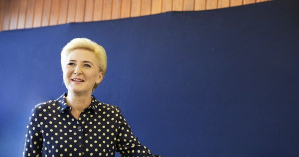 Nowy blond bob milczącej damy dobitnie skomentowany przez fryzjera gwiazd. Padła też ciekawa propozycja